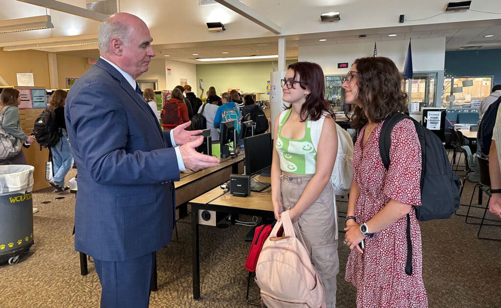 Speaker Kevin Cassidy speaking with students at high school